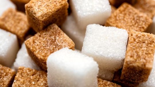 Suger cubes brown and white